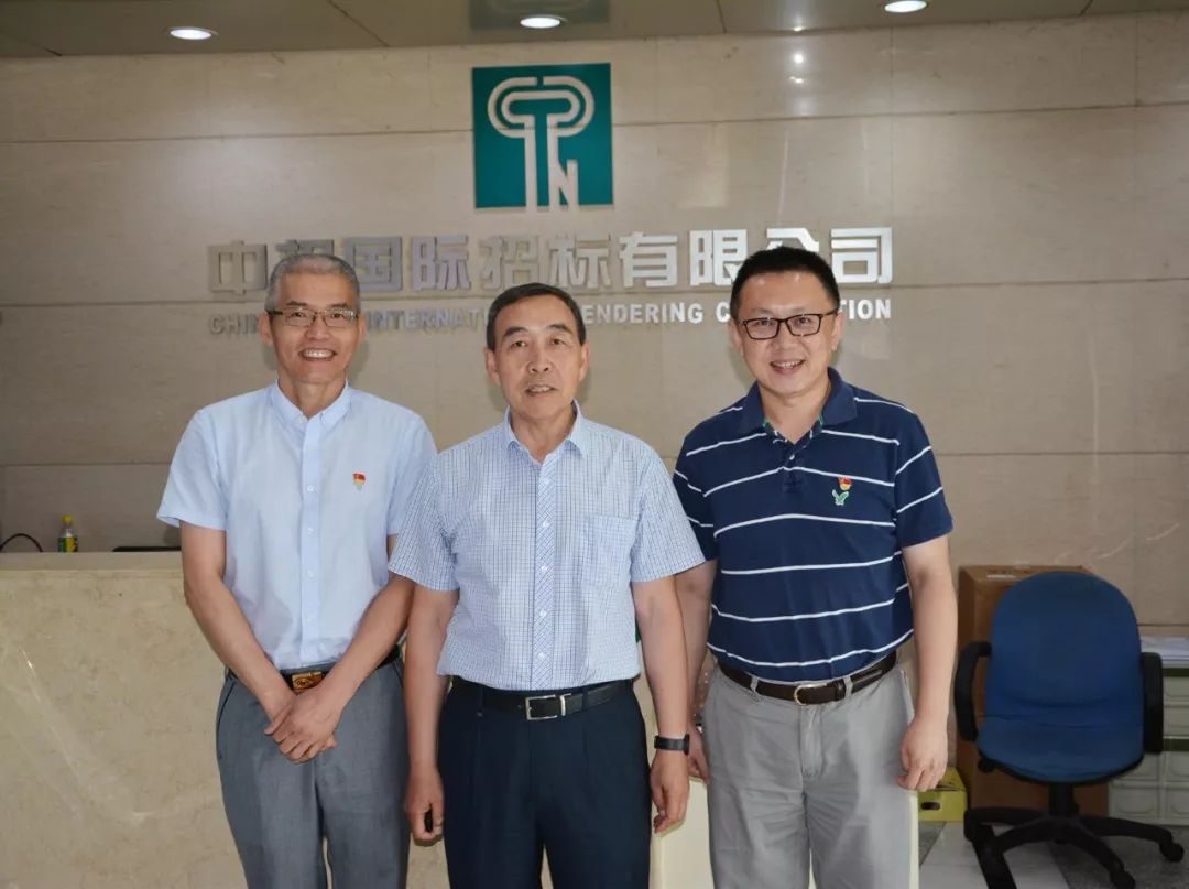 党总支书记胡杰同志、郎朗同志、总裁毛丰燕同志合影（从左到右）.jpg